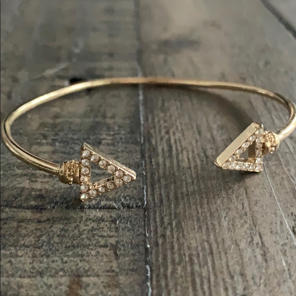 Gold diamond arrow bracelet
